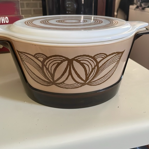 EUC Pyrex Cinderella Casserole with hugger and lid - Picture 2 of 4